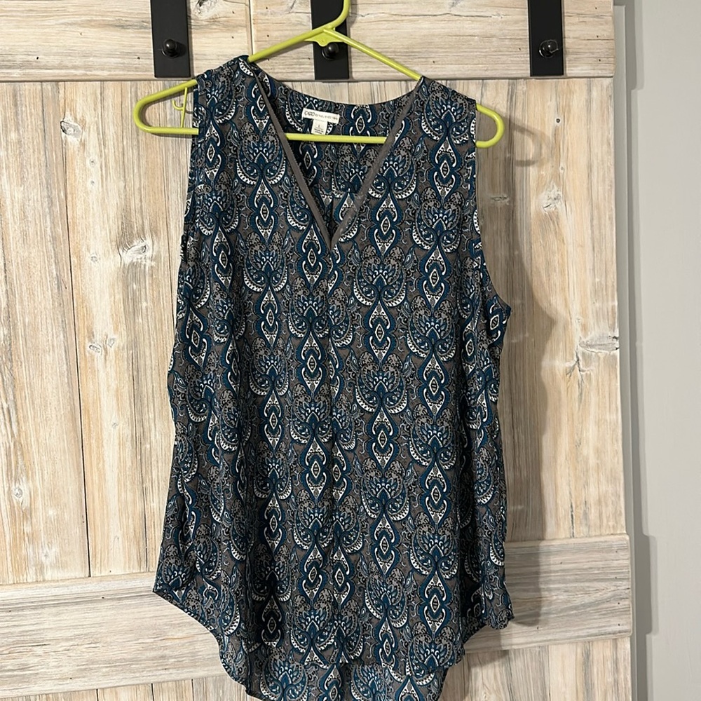 Sleeveless V-neck blouse - size Large